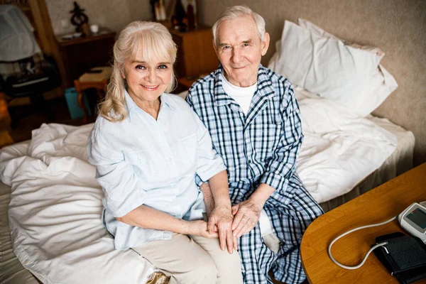 Casal de idosos sentados juntos no quarto — Fotografia de Stock