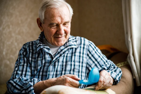 Thoughtful grandfather looking at something — Stock Photo, Image