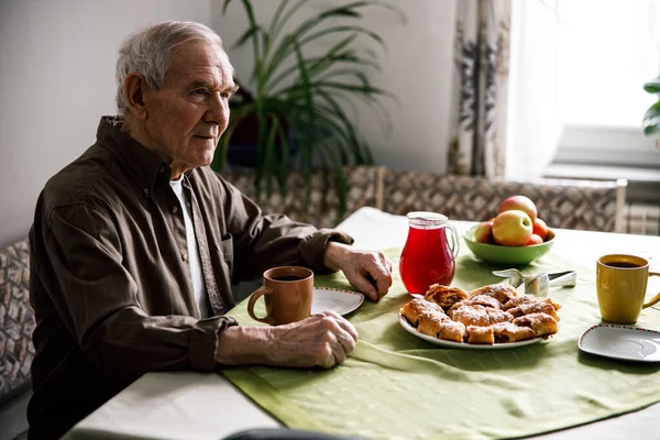 Homme âgé buvant un thé savoureux — Photo