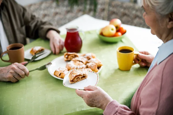 Coppia anziana che fa colazione — Foto Stock