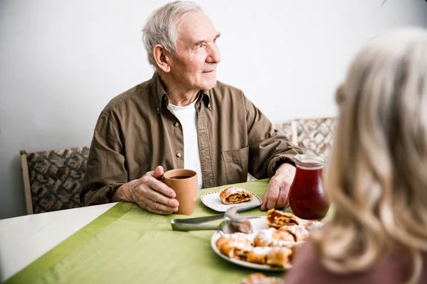 Uomo che fa colazione con sua moglie — Foto Stock