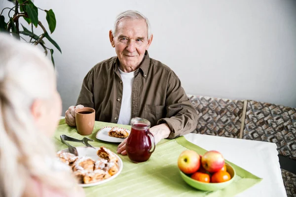 Gepensioneerde kijkt naar zijn vrouw — Stockfoto