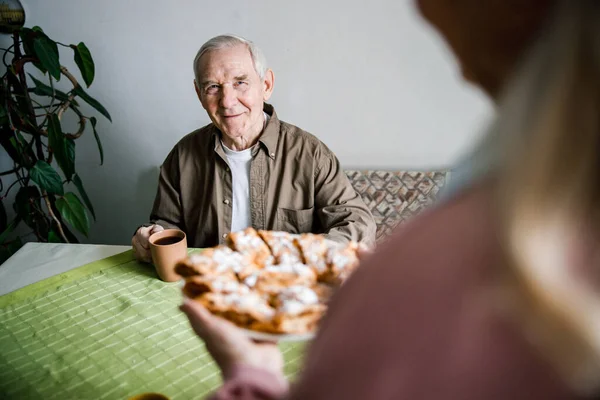 Man waiting for the bakery — Stock Photo, Image