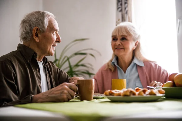 Et par som spiser frokost – stockfoto