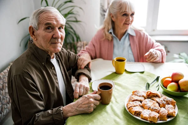 Pareja comiendo juntos —  Fotos de Stock