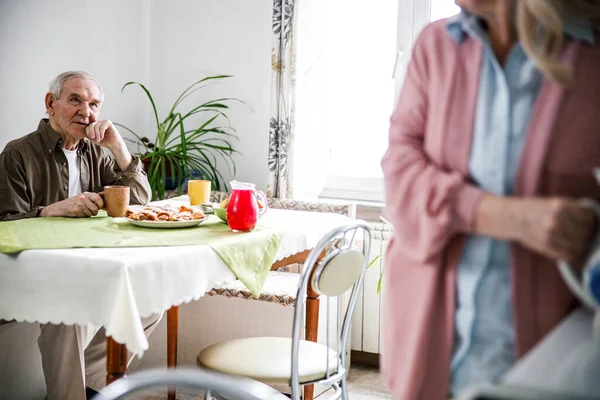 Husband and wife looking to each other — Stock Photo, Image