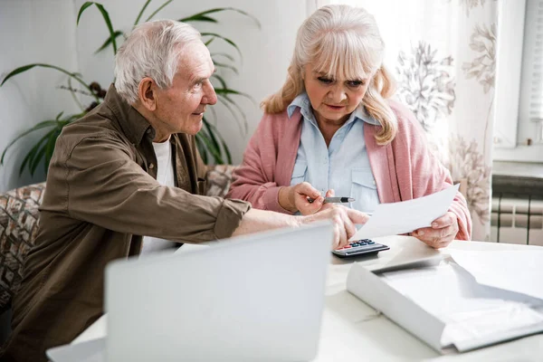 Par som beräknar familjebudgeten — Stockfoto