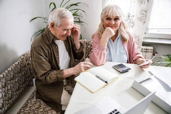 Casal discutindo contas em casa — Fotografia de Stock