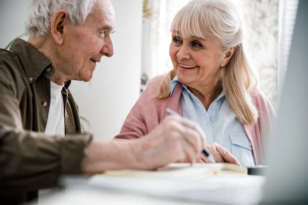 Volwassen gezin bespreken maandelijkse uitgaven — Stockfoto