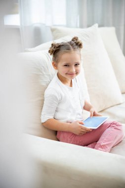 Tablet kullanan kız