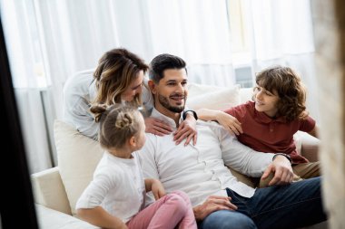 Aileler ve çocukları televizyon izliyor.