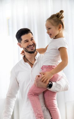 Evdeki adam sevgilisiyle birlikte.