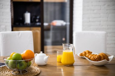 Kahvaltı için sağlıklı hafif yemekler.