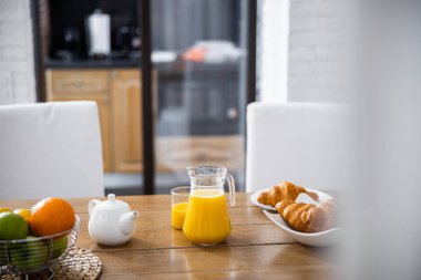 Kahvaltı için masanın fotoğrafı.