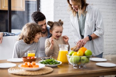 Annem tabağa granola koyuyor.