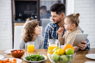 Baba ve oğul birbirlerine bakıyorlar.