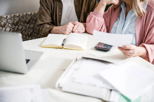 Chèques de chèque de budget de couple et de planification — Photo