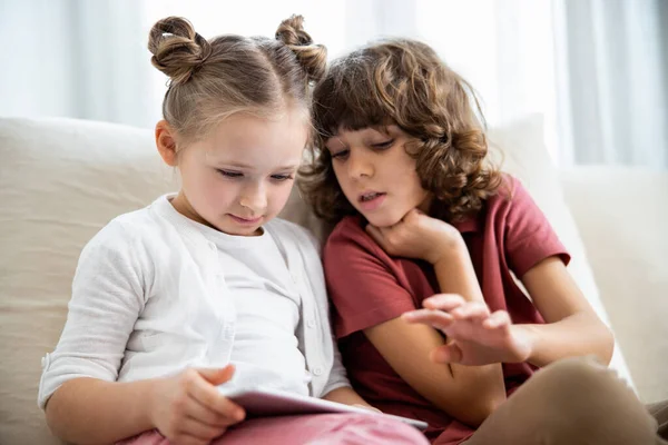 Niños jugando en la tableta digital — Foto de Stock