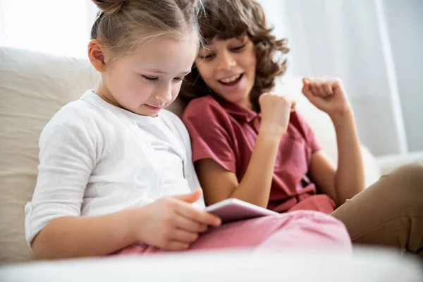 Hermanos usando una tableta digital — Foto de Stock