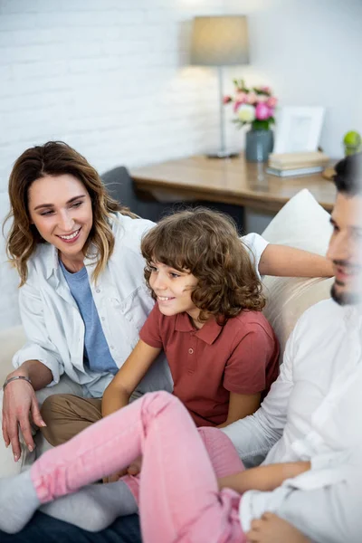 Ragazzo felice con il suo show televisivo preferito — Foto Stock