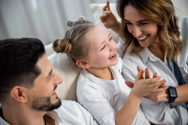 Menina se alegrando com seus pais — Fotografia de Stock