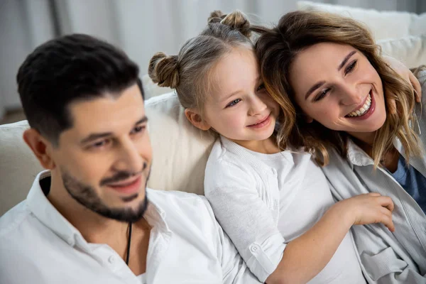 Esposo y esposa viendo una película con su hija — Foto de Stock