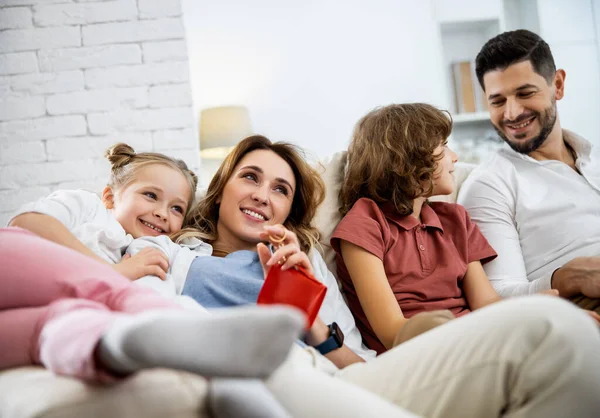 Familjen umgås — Stockfoto