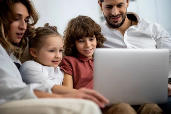 A család keres valamit a laptopon. — Stock Fotó