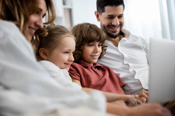 Cuidar a los padres enseñando a los niños a usar computadora portátil — Foto de Stock