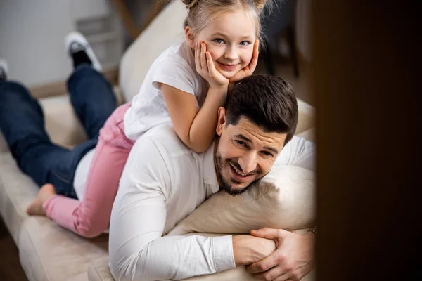 Menina desfrutando de seu tempo com seu pai — Fotografia de Stock