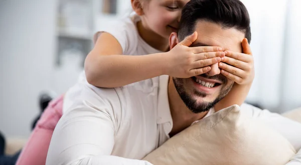 Дочь закрывает отцовские глаза — стоковое фото