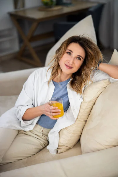 Frau trinkt Orangensaft — Stockfoto