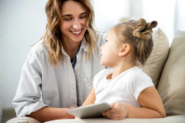 Madre le dice algo a su hija — Foto de Stock