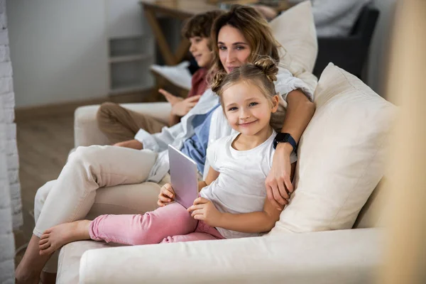 Moeder zittend op de bank — Stockfoto