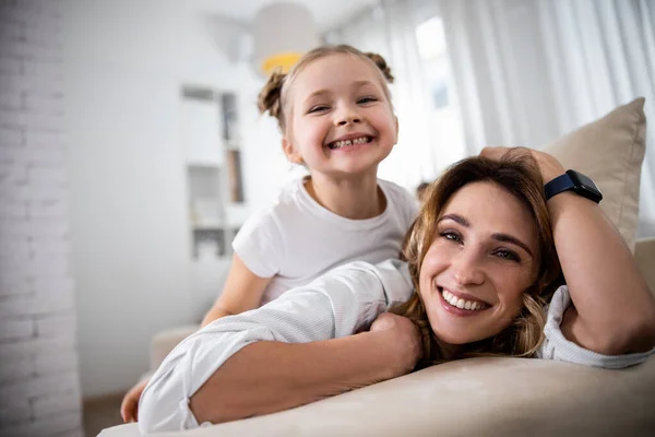Mamá y su hija se ríen en voz alta —  Fotos de Stock