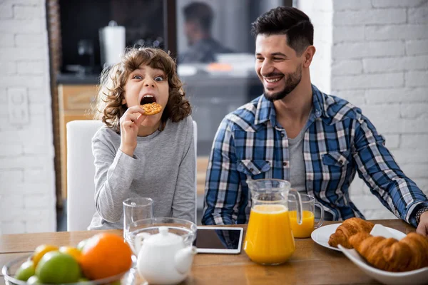 Papá e hijo están desayunando sabrosamente. — Foto de Stock