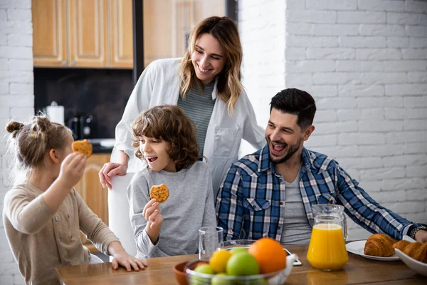 Madre chiedendo qualcosa ai suoi figli — Foto Stock