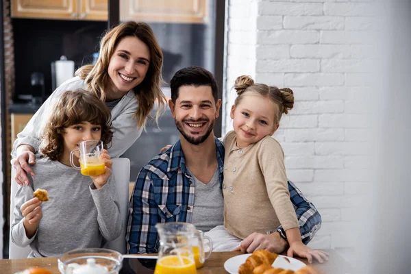 Familie lacht en kijkt in de camera — Stockfoto