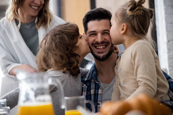 Bambini baciare papà su entrambi i lati della guancia — Foto Stock