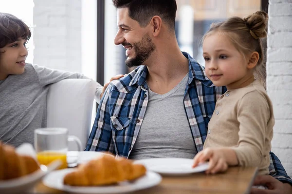 Padre e figlio si sorridono — Foto Stock