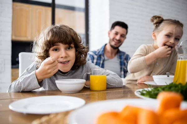 Dzieci jedzące śniadanie — Zdjęcie stockowe