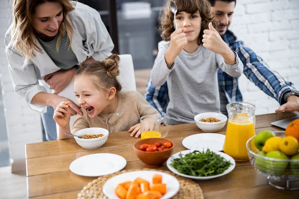 Linda menina e menino comendo granola — Fotografia de Stock