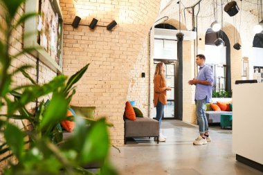 İşte iki kişi tanıştı.