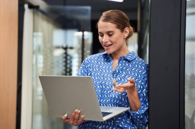 Video iletişimi olan kadın