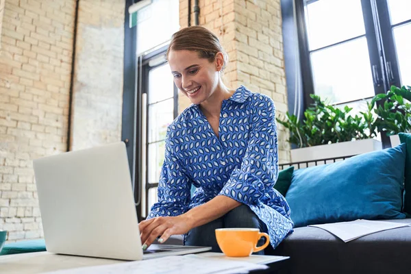 Kvinna kontrollerar e-post på bärbar dator — Stockfoto