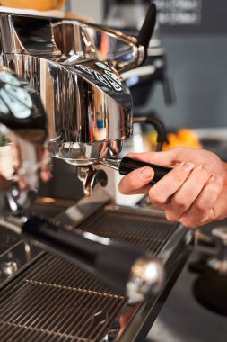 Barista taze kahve hazırlıyor.
