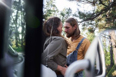 Erkek ve kadın sarılıyor.