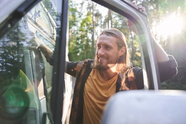 Eğlenirken gözlerini kaçıran adam