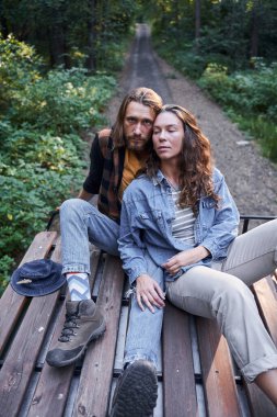 Çift birlikte rahat hissediyor.