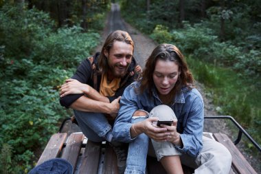 Cep telefonunda bir şey gösteren bayan.